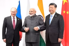 Tàu chở dầu Trung Quốc an toàn qua eo Hormuz, giá xăng ở Mỹ tăng kỷ lục 