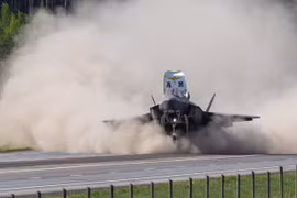 [GALLERY] Mục thị tiêm kích F-35B Ý lần đầu tiên hạ cánh trên cao tốc 