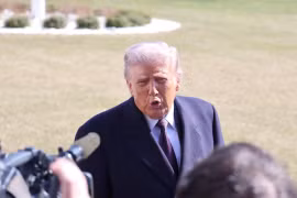 Ông Trump phát biểu trước báo chí về vấn đề Cuba trong khi rời khỏi Nhà trắng. Ảnh: Reuter