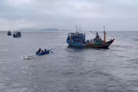 Chìm tàu cá gần đảo Lý Sơn, 11 ngư dân may mắn thoát nạn