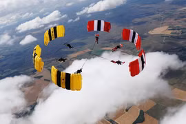 Mãn nhãn màn nhảy dù 6 hướng do lính Mỹ - Anh kết hợp