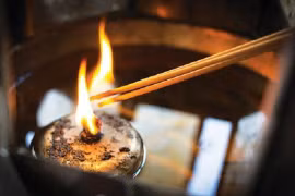 Sai khung giờ thắp hương, gia đạo dễ gặp chuyện chẳng lành