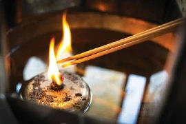 Sai khung giờ thắp hương, gia đạo dễ gặp chuyện chẳng lành