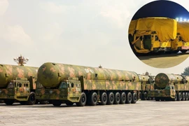 ICBM Trung Quốc hóa thân thành xe cẩu dân dụng di chuyển trên phố