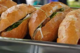 Hàng chục trường hợp nghi ngộ độc thực phẩm do ăn bánh mì ở Quảng Ngãi