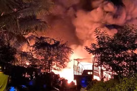 Kho phế liệu ở Quảng Ngãi bị ngọn lửa điên cuồng thiêu rụi trong đêm