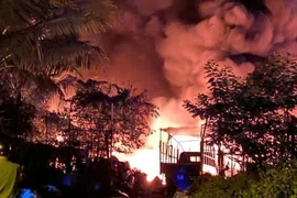 Kho phế liệu ở Quảng Ngãi bị ngọn lửa điên cuồng thiêu rụi trong đêm