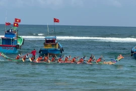 Rộn ràng đua thuyền khai xuân ở làng biển Phước Thiện