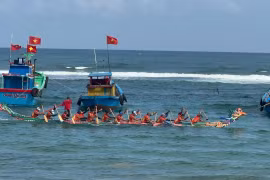 Rộn ràng đua thuyền khai xuân ở làng biển Phước Thiện