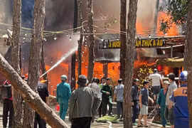Cháy lơn ở Khu phố đêm Măng Đen thiêu rụi nhiều hàng quán