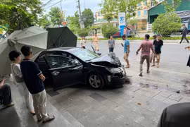 Ô tô gây tai nạn liên hoàn trên đường phố Quảng Ngãi