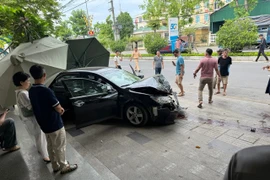 Ô tô gây tai nạn liên hoàn trên đường phố Quảng Ngãi