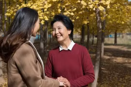 "Con gái, đừng đối xử với mẹ chồng như mẹ ruột", vì sao?