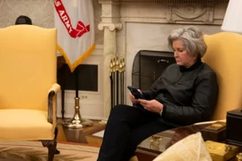 Điện thoại Chánh văn phòng Nhà trắng còn bị hack để lừa đảo