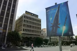 Iran tung đòn đánh bất ngờ vào căn cứ Mỹ, lộ diện vũ khí tầm bắn 4000km