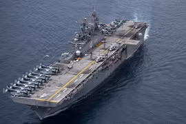 Tàu đổ bộ chở hàng ngàn quân Mỹ đang tiến về Trung Đông