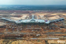 Cận cảnh đại công trường sân bay Long Thành làm việc xuyên đêm để kịp tiến độ