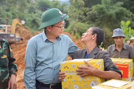 Phó Thủ tướng Hồ Quốc Dũng kiểm tra công tác khắc phục sạt lở ở Quảng Ngãi