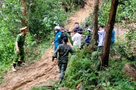 Băng rừng vượt sạt lở, đưa sản phụ nguy kịch đi cấp cứu