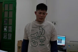 Bắt khẩn cấp người đàn ông ôm 2 con nhỏ nhảy sông Trà Khúc