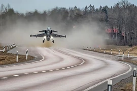 Độc đáo màn cất cánh từ trên cao tốc của tiêm kích JAS-39