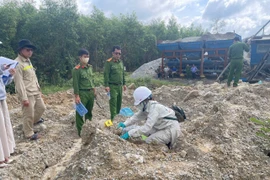 Trạm bê tông ở Quảng Ngãi đổ hơn 700 tấn chất thải trái phép ra môi trường