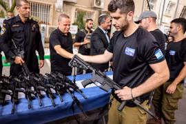 Israel làm điều chưa từng có là gửi súng về tận nhà cho lính dự bị