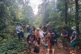 Các lực lượng chức năng theo chỉ dẫn của người dân, tiếp cận khu vực. Ảnh công an cung cấp