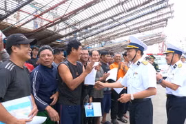 Hải quân cứu hộ 36 ngư dân Quảng Ngãi vào bờ an toàn