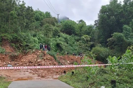 Sạt lở núi chắn đường độc đạo, 52 hộ dân tại xã Thanh Bồng bị cô lập