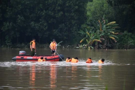 Băng qua đoạn ngập nước, một người dân ở Quảng Ngãi bị lũ cuốn trôi