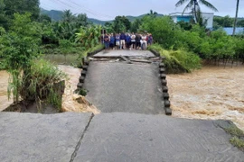 Lũ cuốn sập cầu dân sinh ở Quảng Ngãi, chia cắt hơn 1.200 người