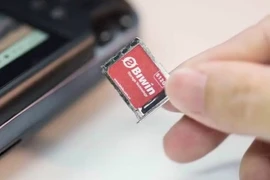 Ổ SSD siêu bé chỉ bằng thẻ sim, tháo lắp bằng đơn giản