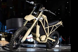 Thực ra Kalashnikov đã bước chân sang lĩnh vực xe máy từ năm 2020, không còn chỉ là nhà sản xuất vũ khí. Họ từng gây chú ý với các mẫu xe điện mang phong cách cổ điển như Izh-49. Nhưng đến tháng 12/2025, hãng chính thức nâng cấp dòng Izh Enduro, biến nó thành một nền tảng linh hoạt đúng nghĩa, hướng mạnh vào nhu cầu quân sự nhưng vẫn mở cửa cho người dùng dân sự.