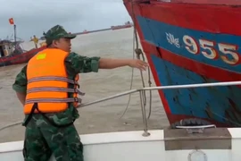 Biên phòng Quảng Ngãi ứng cứu 4 tàu cá trôi dạt do mưa bão
