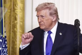 Hết kế chuyển dầu, Tổng thống Trump đe dọa cắt điện Iran