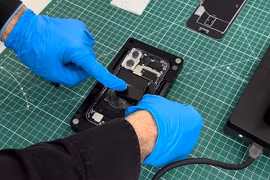 iPhone chịu "tra tấn" ra sao trước khi đến tay người dùng? 