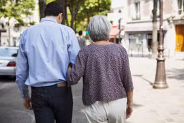 Gánh nặng chăm sóc mẹ già, bài học về công bằng trong gia đình