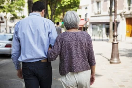 Gánh nặng chăm sóc mẹ già, bài học về công bằng trong gia đình