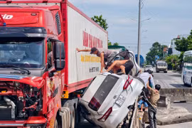 Va chạm kinh hoàng với container, 3 người thoát chết kỳ diệu