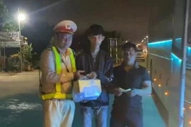 Cảnh sát giao thông Quảng Ngãi giúp người đi lạc đoàn tụ gia đình