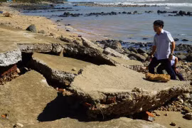 Vùng ven biển Quảng Ngãi ngổn ngang sau triều cường do bão số 13