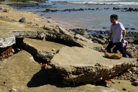 Vùng ven biển Quảng Ngãi ngổn ngang sau triều cường do bão số 13