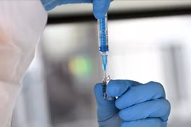 Bệnh nhân ung thư đầu tiên khỏi bệnh nhờ vaccine của Nga 