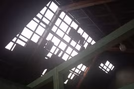 Giông lốc bất ngờ cuốn tốc mái nhà dân ở Quảng Ngãi