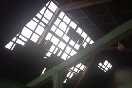 Giông lốc bất ngờ cuốn tốc mái nhà dân ở Quảng Ngãi