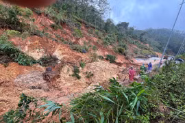 Sạt lở chia cắt Quốc lộ 24 đoạn qua xã Măng Đen