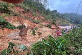 Sạt lở chia cắt Quốc lộ 24 đoạn qua xã Măng Đen