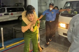 Công an xã đưa người dân Quảng Ngãi cấp cứu trong đêm bão