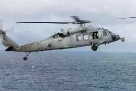 Một chiếc trực thăng MH-60S Seahawk thuộc tàu sân bay USS G.W. Bush. Ảnh: Jeremy Ortiz, Hải quân Mỹ